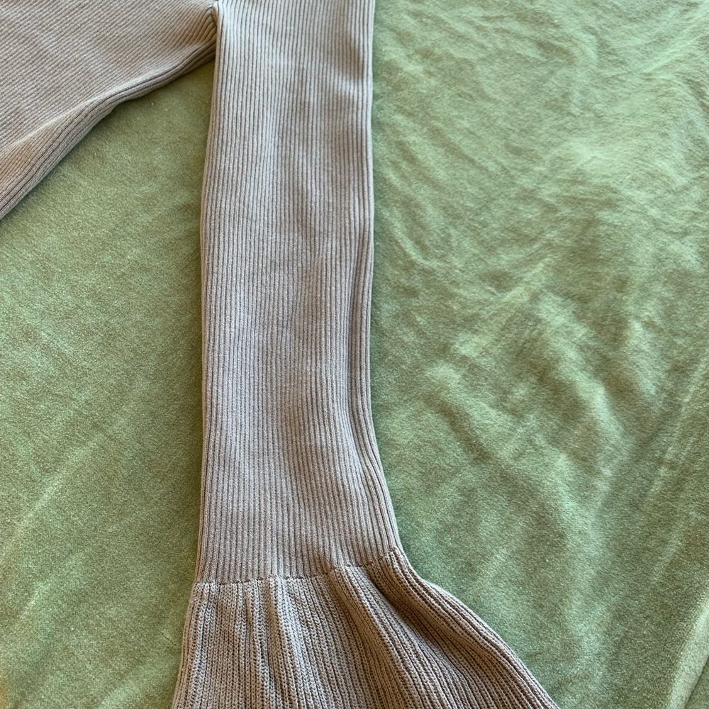 Cropped Turtle Neck Ribbed Shirt - Picture 9 of 11